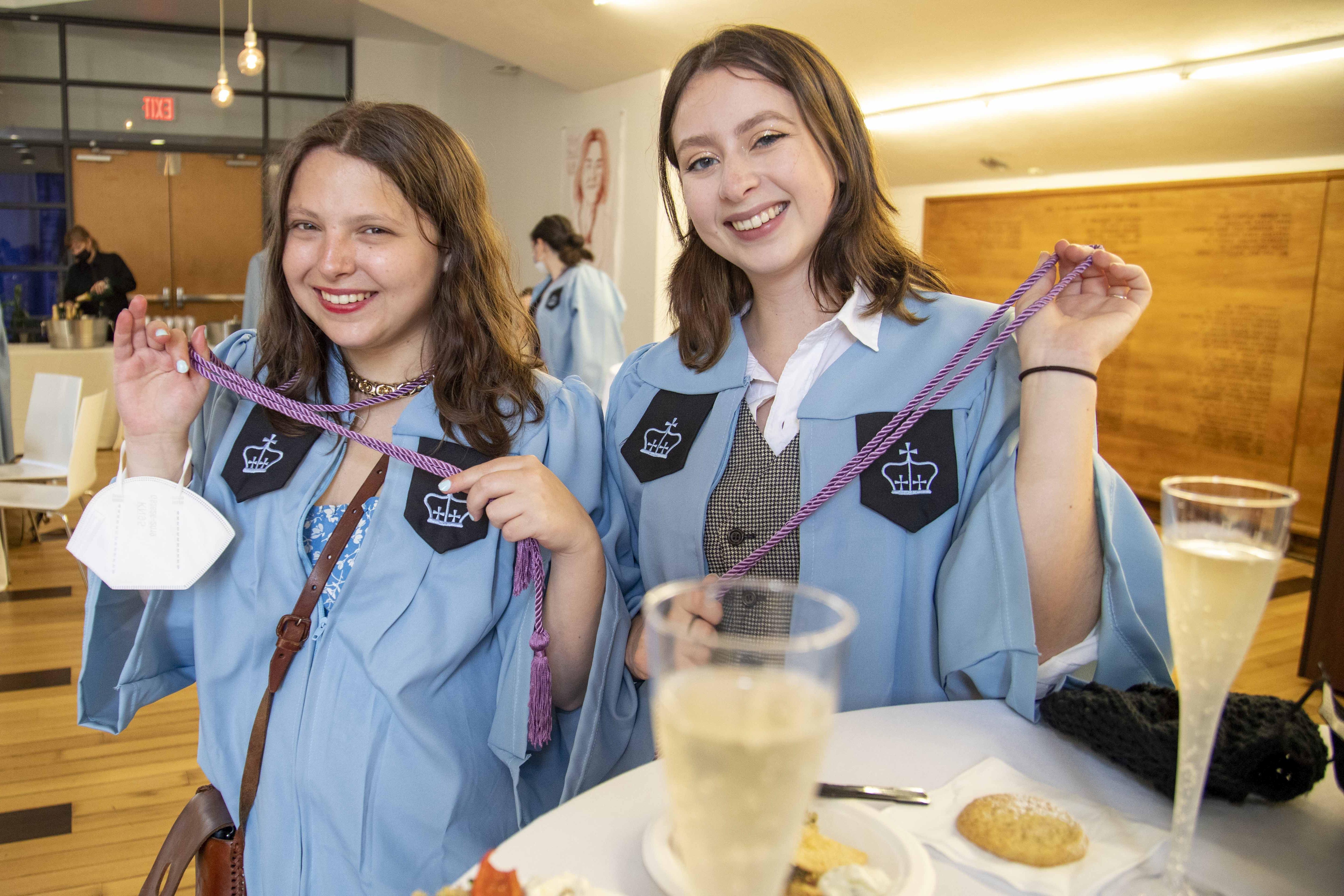 十大电竞游戏综合排名的毕业生Emma Tabenken和Caitlin Lent世界十大电子游戏平台学院的首届薰衣草毕业典礼上展示了她们新获得的薰衣草绳