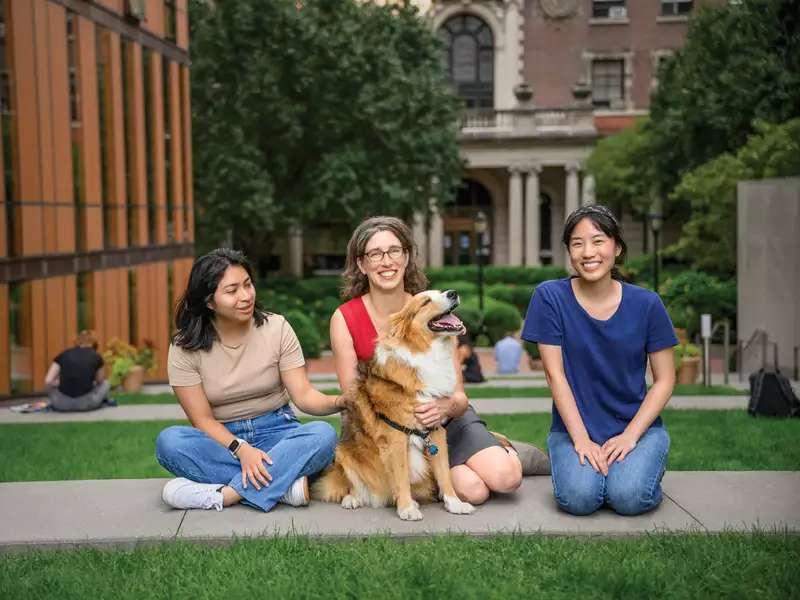 亚历山德拉·霍洛维茨与学生和狗的合影